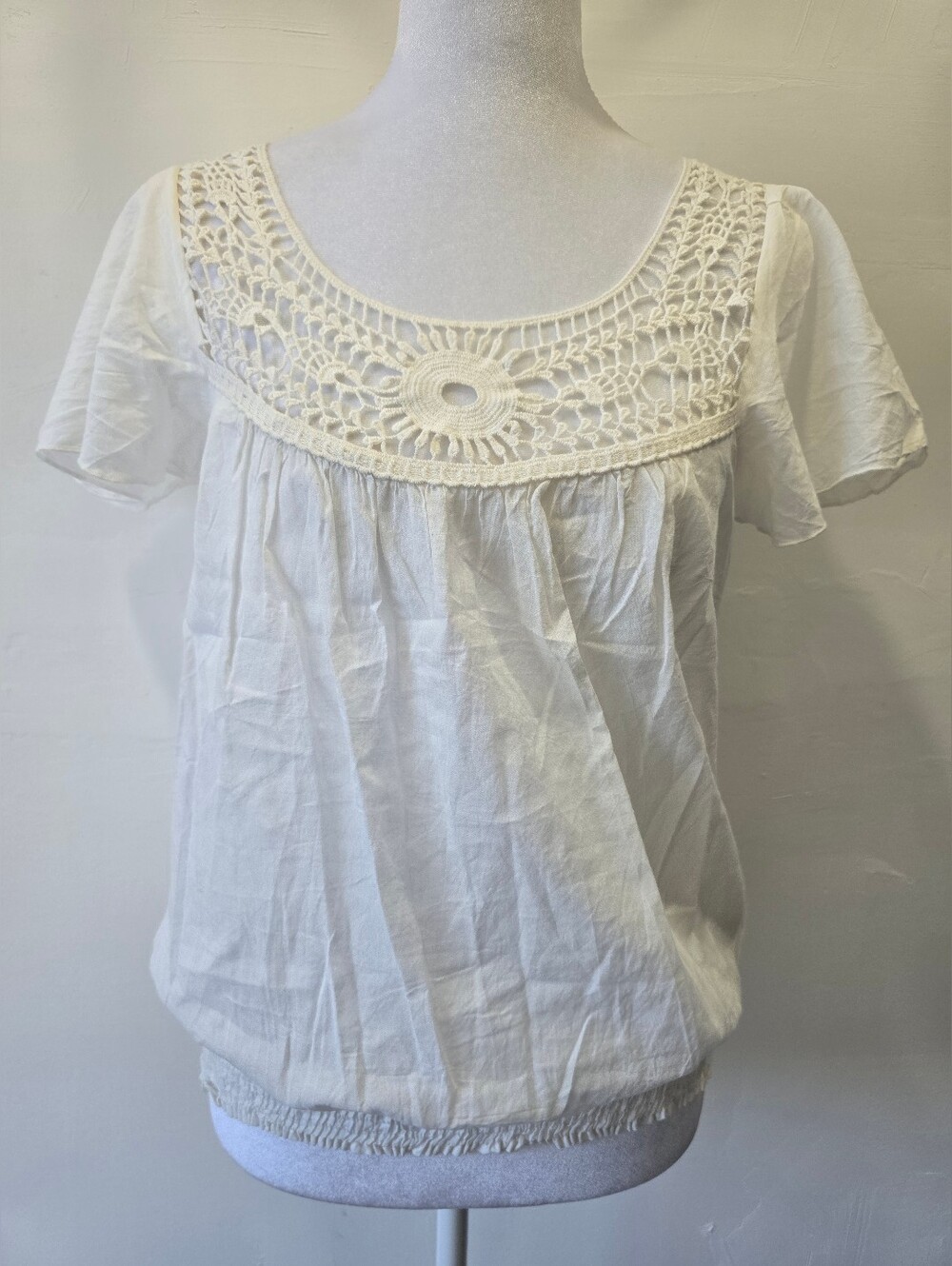 NWOT Chaudry Women’s White Crochet Yoke Short Sleeve Top